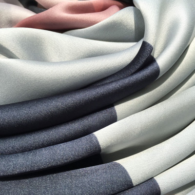 Khăn choàng lụa phối họa tiết nhẹ nhàng K01