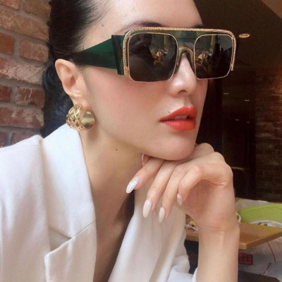 Kính râm thời trang màu xanh sang chảnh