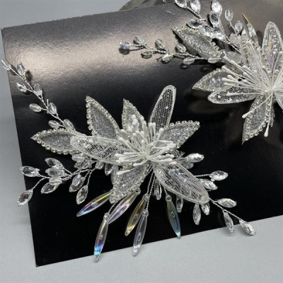 Cài tóc cô dâu hoa trắng đính đá ngũ sắc mẫu mới t8/2024