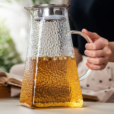 BỘ BÌNH THỦY TINH CHỊU NHIỆT CAO CẤP  ĐỰNG NƯỚC UỐNG KÈM 6 CỐC QUAI VÀNG ( 1 BÌNH + 6 CỐC) - VD6