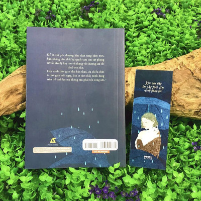 Sách - Xin Bạn Hãy Ôm Lấy Trái Tim Mình Trước Đã (Kèm Bookmark)