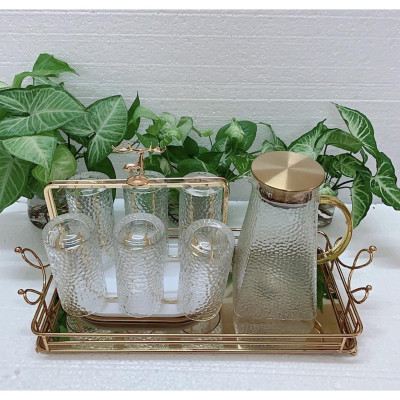 COMBO BỘ BÌNH CỐC THỦY TINH CHỊU NHIỆT CAO CẤP KÈM KHAY VƯƠNG MIỆN VÀNG VÀ GIÁ ÚP CỐC