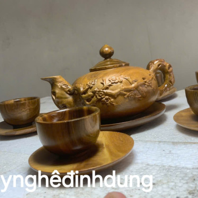 Bộ  ấm chén chim mai bằng  gỗ  bách xanh thơm nức đẹp long lanh 