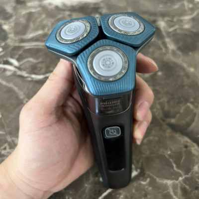 Máy cạo râu khô và ướt thương hiệu Philips Norelco S7788/82 Series 7000 - Hàng Chính Hãng