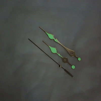 Kim Đồng Hồ Treo Tường Dạ Quang K8096-V – Phát Sáng Ban Đêm, Nhôm Dập Cứng Cáp, Dài 11.7cm