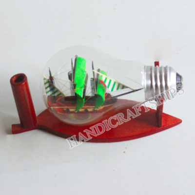 Thuyền buồm bằng gỗ trong bóng đèn (thuyền Galleon xanh lá)