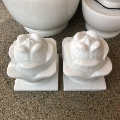 Cặp búp sen đá trang trí đá cẩm thạch trắng đế vuông- Cao 22 cm