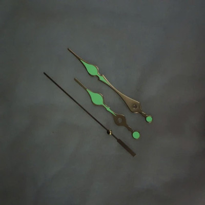 Kim Đồng Hồ Treo Tường Dạ Quang K8096-V – Phát Sáng Ban Đêm, Nhôm Dập Cứng Cáp, Dài 11.7cm