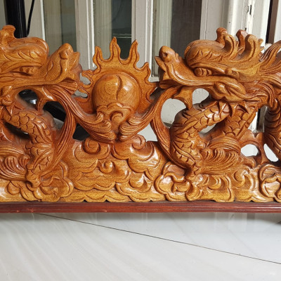 Tượng 2 Con Rồng Lượn Gỗ Gõ màu đỏ size Dài 64cm x Cao 17cm x Sâu 7cm 2 con rồng lượn phun lửa biểu tượng cho sức mạnh của người đứng đầu người lãnh đạo công ty, người chủ trong gia đình thật  trưng phòng khách , bàn làm việc to quà tặng ý nghĩa ạ