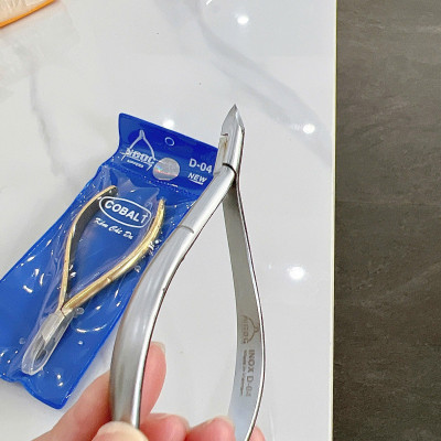 Kìm Ngọc Nhặt Da Bạc D04, Siêu Bén, Inox 304 Không Gỉ, Đầu Bán Nguyệt, Dễ Vô Khoé Nhặt Da, Làm Nail Bền Và Dễ Vệ Sinh Chà Gót Chân