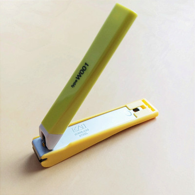 Bấm Móng Tay Inox Thân Nhựa Cỡ Trung Tybe W001 Kai Razor 39262 - KE0110 (Màu Xanh)