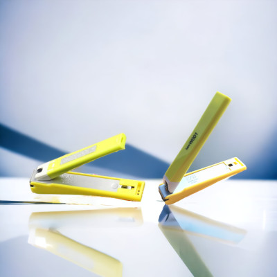 Bấm Móng Tay Inox Thân Nhựa Cỡ Trung Tybe W001 Kai Razor 39262 - KE0110 (Màu Xanh)