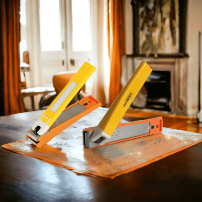 Bấm Móng Tay Inox Thân Nhựa Cỡ Trung Tybe W001 Kai Razor 39255-KE0109 (Màu cam)