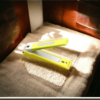 Bấm Móng Tay Inox Thân Nhựa Cỡ Trung Tybe W001 Kai Razor 39262 - KE0110 (Màu Xanh)