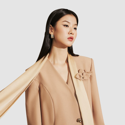 Áo blazer nữ vạt buông tròn đính kèm hoa cài thủ công  OLIVE thiết kế cao cấp WHITE CHIC