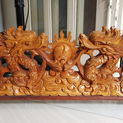 Tượng 2 Con Rồng Lượn Gỗ Gõ màu đỏ size Dài 64cm x Cao 17cm x Sâu 7cm 2 con rồng lượn phun lửa biểu tượng cho sức mạnh của người đứng đầu người lãnh đạo công ty, người chủ trong gia đình thật  trưng phòng khách , bàn làm việc to quà tặng ý nghĩa ạ