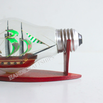 Thuyền buồm bằng gỗ trong bóng đèn (thuyền Galleon xanh lá)