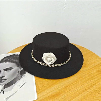 Nón mũ nỉ fedora: Thiết kế vành bằng phối hạt đai xích gắn hoa, tạo nên vẻ ngoài trắng nhã. Chất liệu nỉ mềm mại, mang lại cảm giác thoải mái khi sử dụng.   Kiểu dáng nón fedora hợp thời trang, phù hợp với nhiều phong cách thời trang Dona25090905