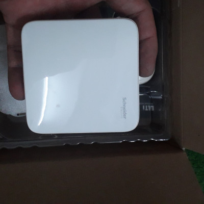 Bộ kết nối trung tâm U30IPGWZB Ulti Zigbee Schneider