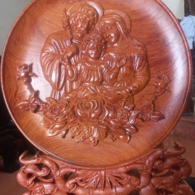Đĩa điêu khắc gia đình công giáo ,trang trí phong thủy bằng gỗ hương đá kt mặt rộng 40×4cm 