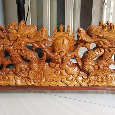 Tượng 2 Con Rồng Lượn Gỗ Gõ màu đỏ size Dài 64cm x Cao 17cm x Sâu 7cm 2 con rồng lượn phun lửa biểu tượng cho sức mạnh của người đứng đầu người lãnh đạo công ty, người chủ trong gia đình thật  trưng phòng khách , bàn làm việc to quà tặng ý nghĩa ạ