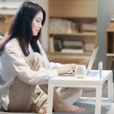 Bàn làm việc, đọc sách gấp gọn bàn học sinh - sinh viên có khe để ipad và cắm bút sử dụng gọn gàng