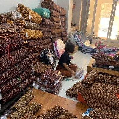 Lót ghế văn phòng hạt gỗ Pơ Mu cao cấp - 45cm x 45cm ( hình thật )