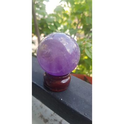 Trái Bi Phong Thủy Đá Thạch Anh Tím tự nhiên đậm tươi nhỏ vừa đế gỗ để bàn size cao 8cm x đk 6cm có tên khoa học amethyst hợp Anh Chị mệnh Hỏa và Thổ đặt trên bàn làm việc, nhà, công ty hướng Đông hoặc hướng Nam giúp cân bằng nội tâm, đem lại bình an ạ