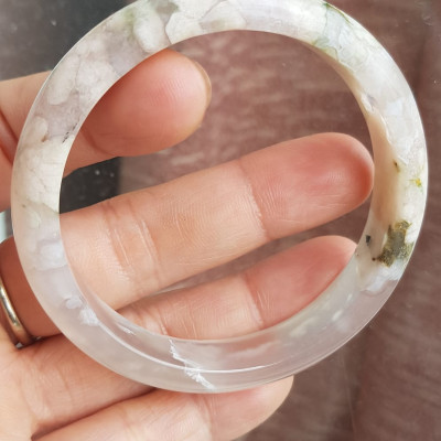 Vòng tay Nữ Bản Hẹ Đá Mã Não Bông Hoa tuyết trắng trong bóng 1 bên đều đẹp  Ni 53mm x Cao 11mm x dầy 6,5mm Nữ mệnh Kim mệnh Thủy 50kg - 54kg đeo xinh đẹp tay ạ