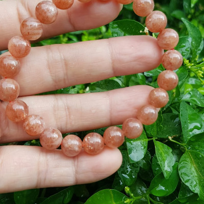 Vòng tay nữ đá mặt trời Sunstone Size 8li hay 8mm đẹp quyến rũ sang trọng đem lại sự tự tin Nổi bật bởi tông màu hồng cam nhẹ nhàng lấp lánh của đá mặt trời Sunstone tượng trưng cho thần mặt trời đẹp Đá Sunstone phù hợp với người mệnh Thổ và mệnh Hỏa ạ