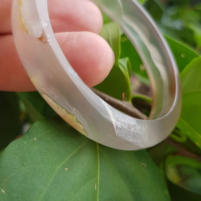 Vòng tay phong thuỷ Nữ Bản Hẹ Đá Mã Não Trắng trong vân hoa đẹp Vòng màu trắng trong Ni 50mm x Cao 12mm x dầy 6,5mm Hợp nữ mệnh kim mệnh Thủy ạ