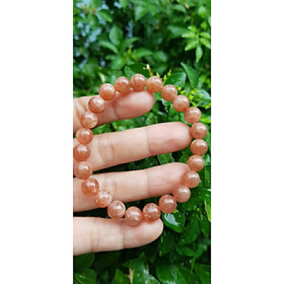 Vòng tay nữ đá mặt trời Sunstone Size 8li hay 8mm đẹp quyến rũ sang trọng đem lại sự tự tin Nổi bật bởi tông màu hồng cam nhẹ nhàng lấp lánh của đá mặt trời Sunstone tượng trưng cho thần mặt trời đẹp Đá Sunstone phù hợp với người mệnh Thổ và mệnh Hỏa ạ