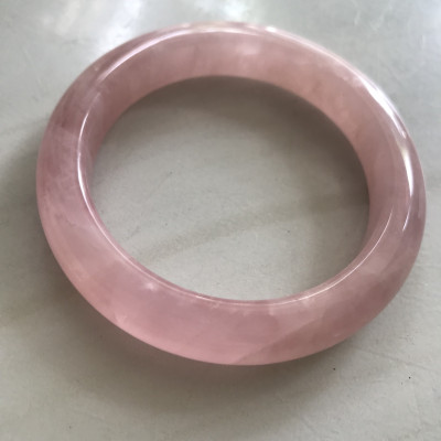 Vòng Thạch Anh Hồng Tự Nhiên Bản Hẹ Mới đẹp Ni 52mm Cao 11mm Dầy 8mm Màu Hồng xinh bóng đẹp Nữ mệnh Hỏa mệnh Thổ tay nhỏ đeo 45kg - 52 kg ạ