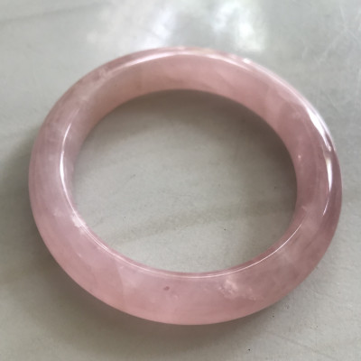 Vòng Thạch Anh Hồng Tự Nhiên Bản Hẹ Mới đẹp Ni 52mm Cao 11mm Dầy 8mm Màu Hồng xinh bóng đẹp Nữ mệnh Hỏa mệnh Thổ tay nhỏ đeo 45kg - 52 kg ạ