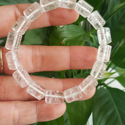 Vòng tay đá thạch anh trắng trong khúc mới đẹp size hạt 8mm x dài 11mm Chất liệu đá thạch anh trắng tự nhiên Rất hợp nữ mệnh kim mệnh Thủy các anh nam thích đeo vòng tay hạt size nhỏ thì đây ạ 