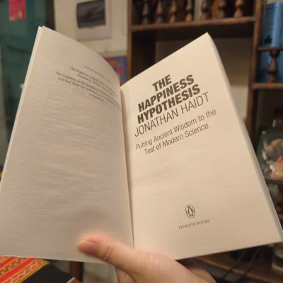 Sách - The Happiness Hypothesis: Ten Ways to Find Happiness & Meaning in Life by Jonathan Haidt / Nonfiction / Self help Book