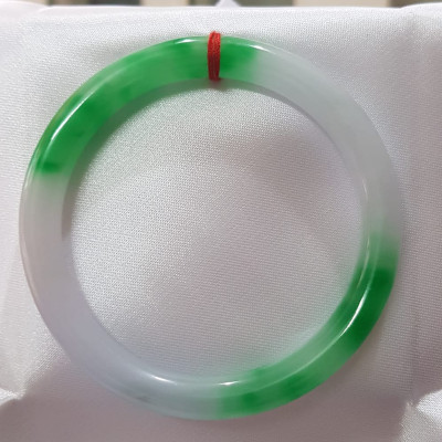 Vòng tay Nữ Đá Cẩm Thạch mới TR Lý 57 mm x cọng 7,5mm Màu Xanh lý tươi trắng 2 bên đều vòng đẹp Nữ 55kg - 64kg đeo đẹp món quà tặng chính mình và người thân đeo đẹp ạ