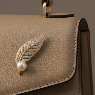 Trâm Cài Áo Vest, Áo Dài Đính Ngọc Trai Baroque Hình Lông Vũ thời trang thiết kế Hity ACC404