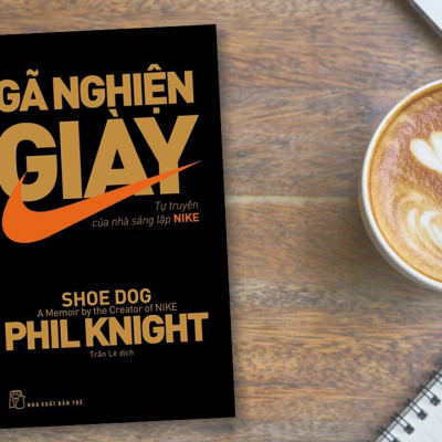Combo Sách Kinh Tế Truyền Cảm Hứng Hay Nhất Mọi Thời Đại: Gã Nghiện Giày - Tự Truyện Của Nhà Sáng Lập NIKE + Đừng Bao Giờ Đi Ăn Một Mình (Bí Kíp Gây Dựng Thành Công Bền Vững Của Mọi Doanh Nhân / Tặng Kèm Bookmark Happy Life)