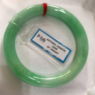 Chiếc Vòng Tay Đá Ngọc Cẩm Thạch Tự Nhiên Vip Lý Đẹp Ni 53mm x chột 8,2mm kiểm định kèm giấy chứng nhận P Lab Ni 296637 Màu Xanh Lý Tươi trắng xanh nhẹ bóng mượt sịn sang nữ 52kg - 60kg đeo ạ