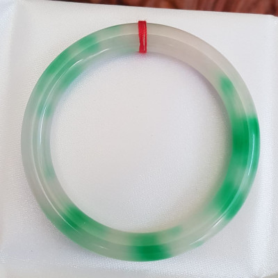 Vòng tay nữ đá Cẩm Thạch tự nhiên mới TR LÝ A Sịn 52mm x chột 8mm Vòng màu trắng vân xanh lý bóng đẹp nữ 50kg - 54kg đeo  ạ