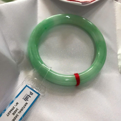 Chiếc Vòng Tay Đá Ngọc Cẩm Thạch Tự Nhiên Vip Lý Đẹp Ni 53mm x chột 8,2mm kiểm định kèm giấy chứng nhận P Lab Ni 296637 Màu Xanh Lý Tươi trắng xanh nhẹ bóng mượt sịn sang nữ 52kg - 60kg đeo ạ