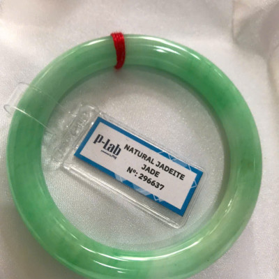 Chiếc Vòng Tay Đá Ngọc Cẩm Thạch Tự Nhiên Vip Lý Đẹp Ni 53mm x chột 8,2mm kiểm định kèm giấy chứng nhận P Lab Ni 296637 Màu Xanh Lý Tươi trắng xanh nhẹ bóng mượt sịn sang nữ 52kg - 60kg đeo ạ