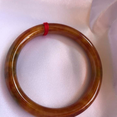 CHIẾC VÒNG TAY TỨ QUÝ 52MM MỚI ĐÁ CẨM THẠCH ĐỎ CAM XÍU XÍU XANH BÔNG ĐẬM BÓNG ĐẸP  Size vòng 52mm x cọng 7,0mm HỢP NỮ MỆNH HỎA THỔ CÂN NẶNG 50kg đến 56kg ĐEO Ạ