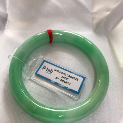 Chiếc Vòng Tay Đá Ngọc Cẩm Thạch Tự Nhiên Vip Lý Đẹp Ni 53mm x chột 8,2mm kiểm định kèm giấy chứng nhận P Lab Ni 296637 Màu Xanh Lý Tươi trắng xanh nhẹ bóng mượt sịn sang nữ 52kg - 60kg đeo ạ