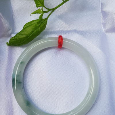 Vòng Tay Đá Ngọc Cẩm Thạch tự nhiên TR LÝ 49mm x cọng 7,2mm Màu bạch ngọc trắng bóng điểm lý xanh rêu rất là đẹp sang Nữ mệnh Kim, mệnh Thủy năngh 47kg - 51kg đeo đẹp ạ