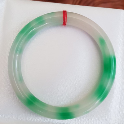 Vòng tay nữ đá Cẩm Thạch tự nhiên mới TR LÝ A Sịn 52mm x chột 8mm Vòng màu trắng vân xanh lý bóng đẹp nữ 50kg - 54kg đeo  ạ