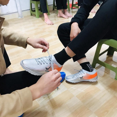 2 chiếc giày đá banh phủi thể thao chính hãng Wiiiiika Flash đế TF cổ thun Xám 2022 siêu đỉnh