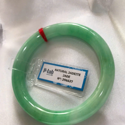 Chiếc Vòng Tay Đá Ngọc Cẩm Thạch Tự Nhiên Vip Lý Đẹp Ni 53mm x chột 8,2mm kiểm định kèm giấy chứng nhận P Lab Ni 296637 Màu Xanh Lý Tươi trắng xanh nhẹ bóng mượt sịn sang nữ 52kg - 60kg đeo ạ