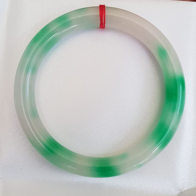 Vòng tay nữ đá Cẩm Thạch tự nhiên mới TR LÝ A Sịn 52mm x chột 8mm Vòng màu trắng vân xanh lý bóng đẹp nữ 50kg - 54kg đeo  ạ